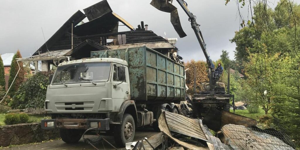 Вывоз мусора после пожара с утилизацией в Дзержинском в октябре