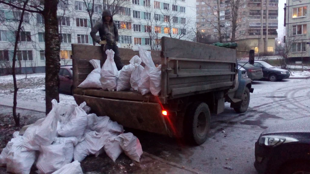 Вывоз мусора в мешках в Дзержинском в октябре