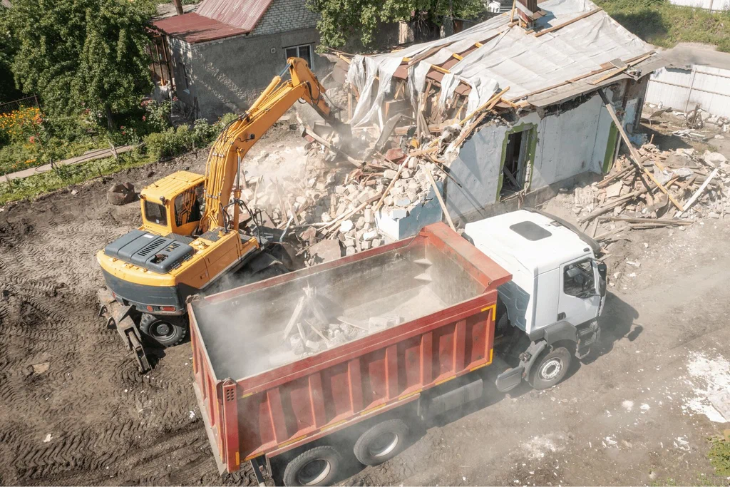 Вывоз мусора после сноса зданий с выездом в Дзержинском в октябре