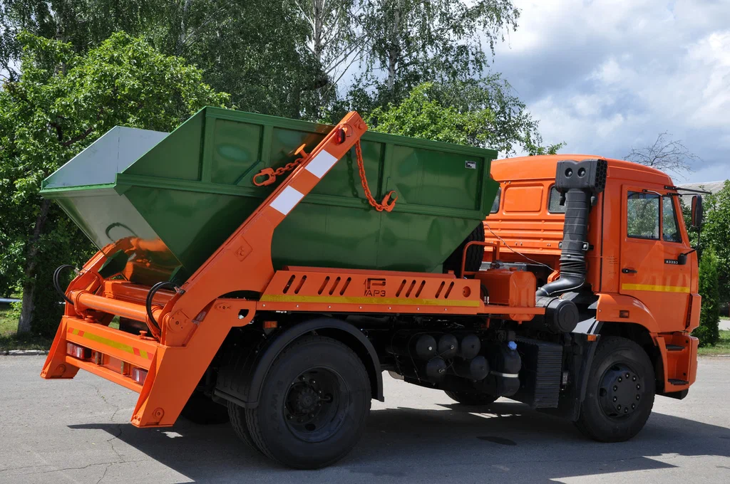 Заказ бункеровоза для вывоза мусора и отходов в Дзержинском в октябре