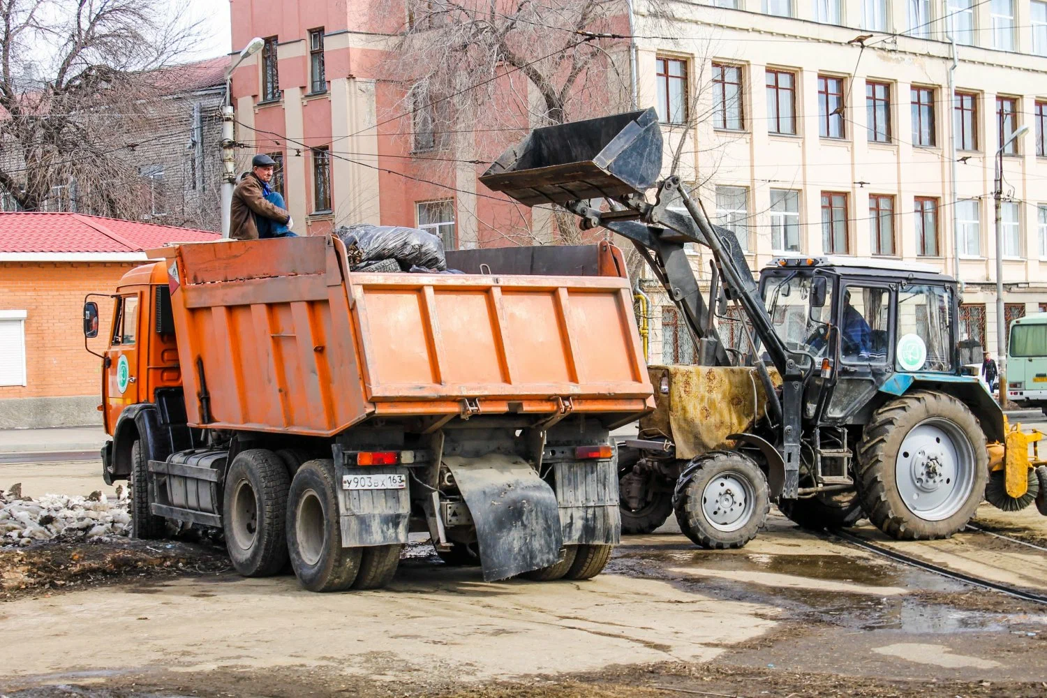 Вывоз мусора Камазом в Дзержинском – аренда и заказ Камаза 10 тонн от 2405 руб. в ПроМусор