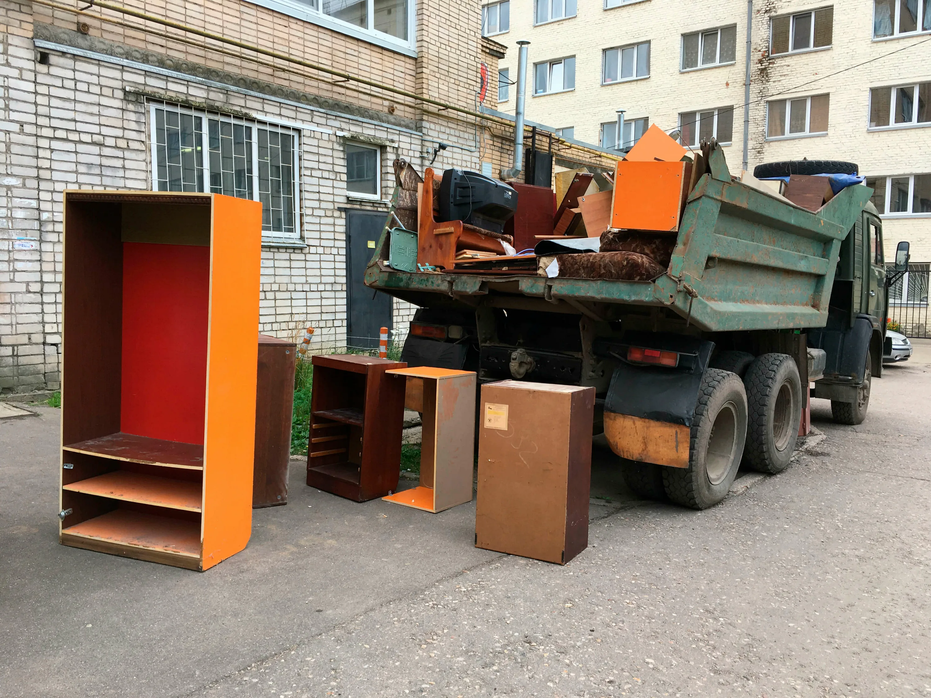 Утилизация старой мебели с вывозом и разбором в Дзержинском в октябре