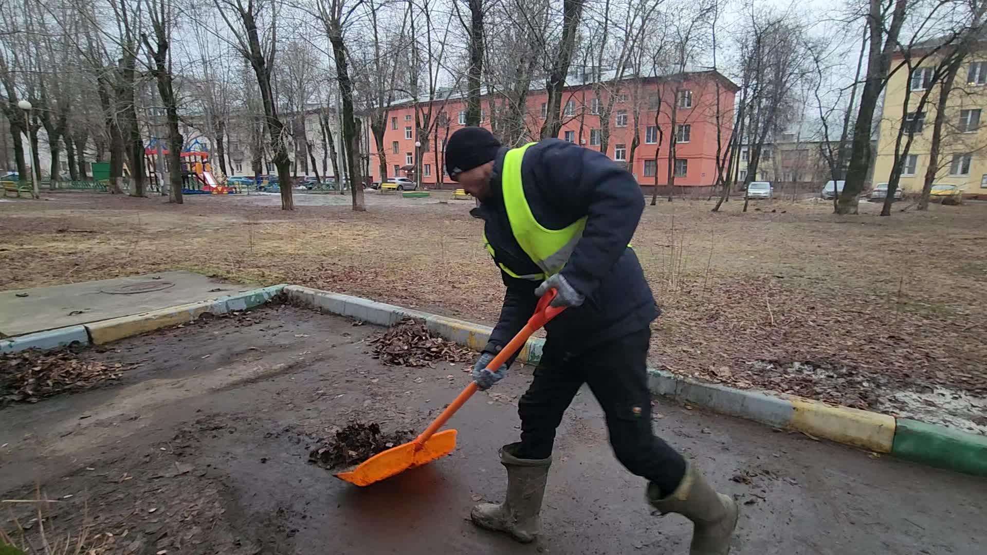 Уборка территорий в Дзержинском в октябре