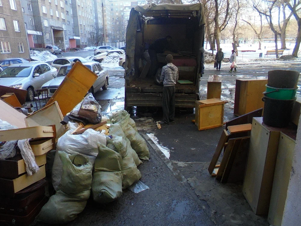 Вывоз мусора из подвала с утилизацией в Дзержинском в октябре