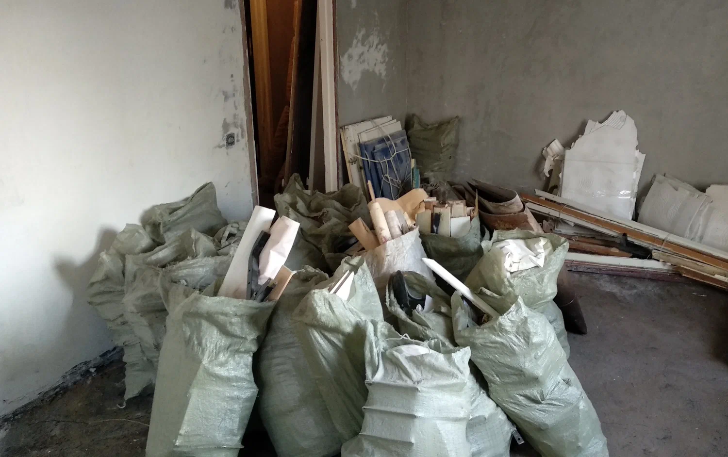 Уборка строительного мусора с вывозом и утилизацией в Дзержинском в октябре