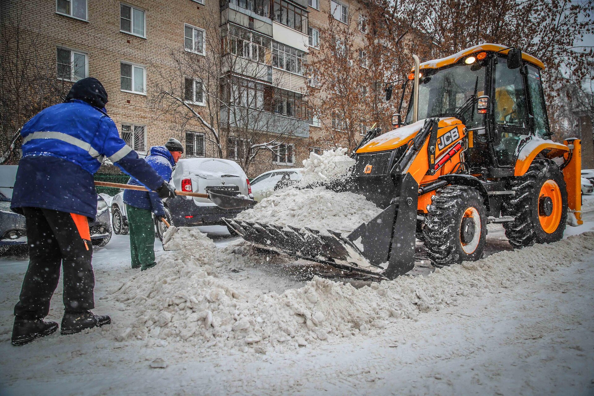 Очистка дворов от снега и наледи в Дзержинском — уборка снега, трактор и ручная, цены от 512 руб. | ПроМусор