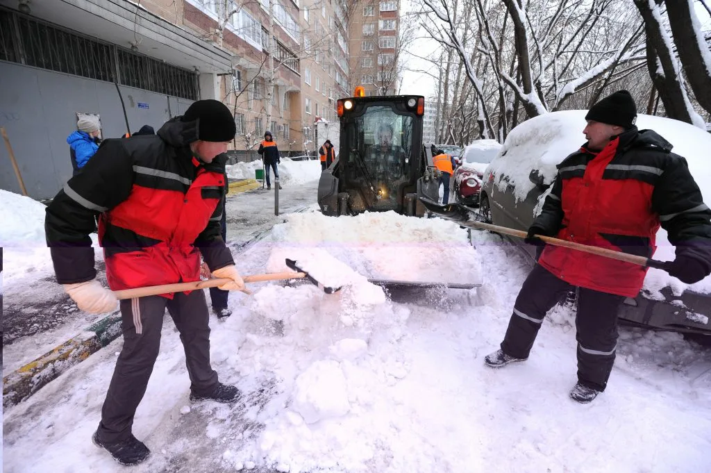 Очистка дворов от снега с гарантией результата в Дзержинском в октябре