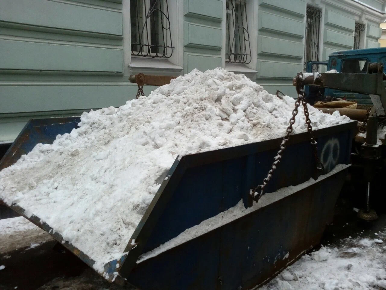 Вывоз снега контейнерами в Дзержинском в октябре